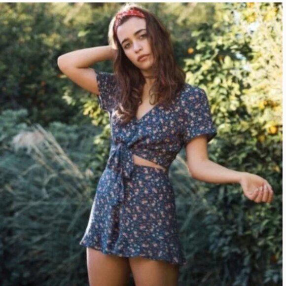 American Eagle - Crop Front-Tie Top & Shorts 2-Piece Set | Small | Dainty Floral - Picture 2 of 8